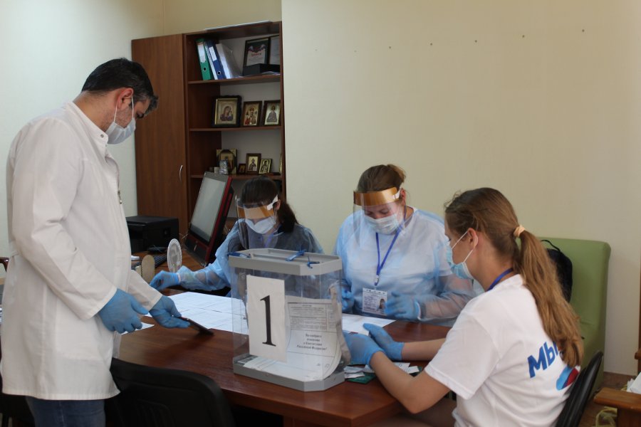 Коллектив Городской больницы № 4 проголосовал за поправки в Конституцию