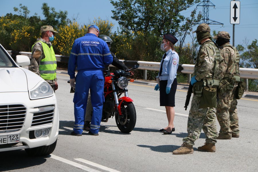 На пунктах пропуска в Севастополь взяли первые тесты на COVID -19 у въезжающих