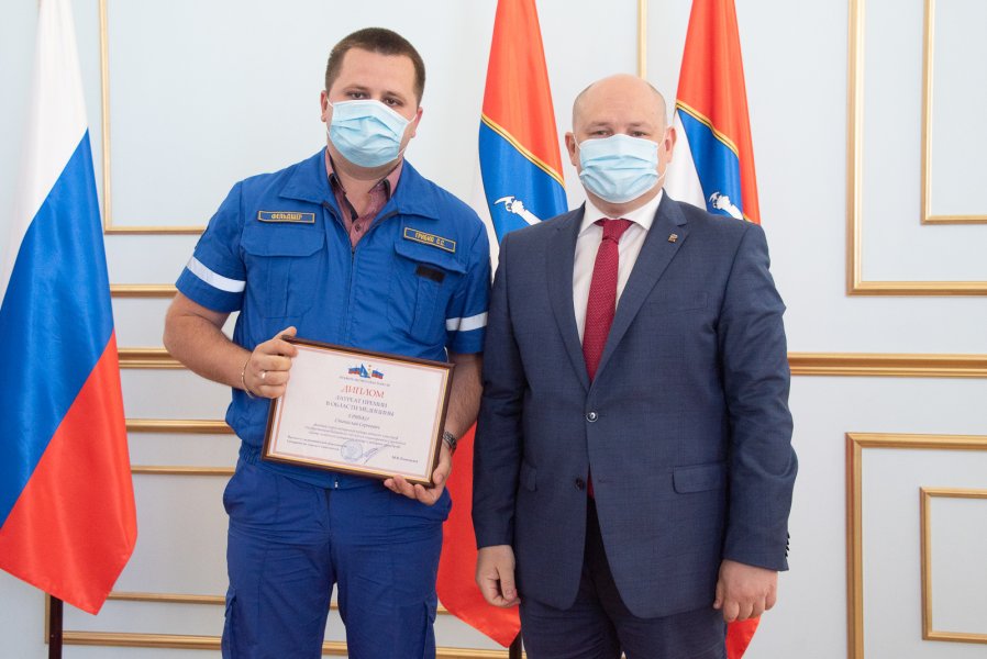 Михаил Развожаев вручил госнаграды севастопольским медикам