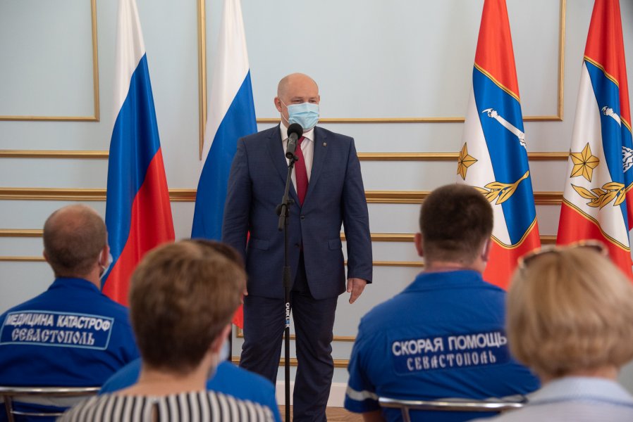 Михаил Развожаев вручил госнаграды севастопольским медикам