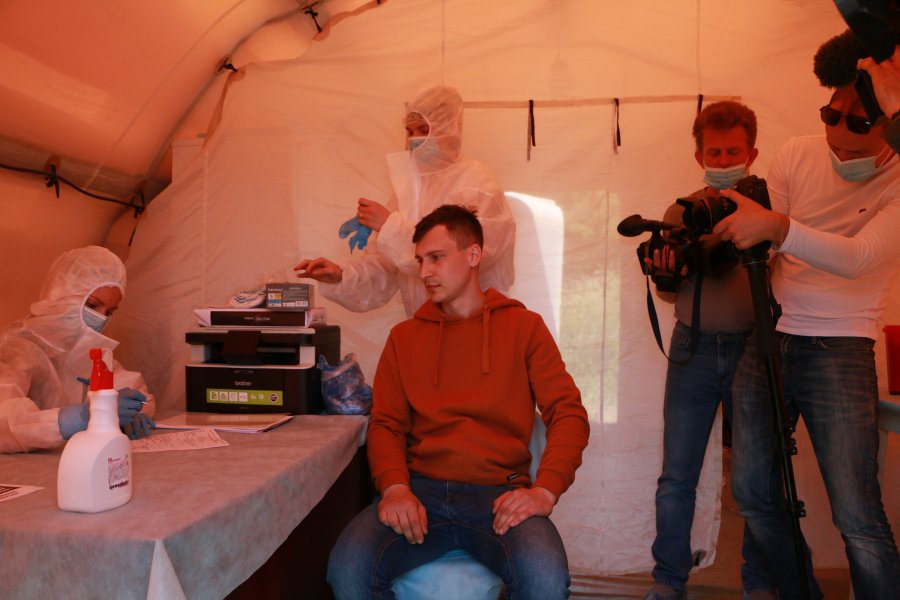 На пунктах пропуска в Севастополь взяли первые тесты на COVID -19 у въезжающих