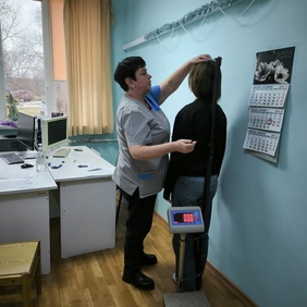 Своевременное проведение профилактических осмотров помогает ребенку оставаться здоровым