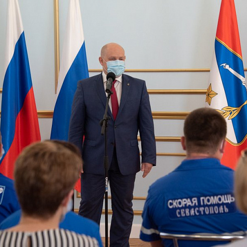 Михаил Развожаев вручил госнаграды севастопольским медикам