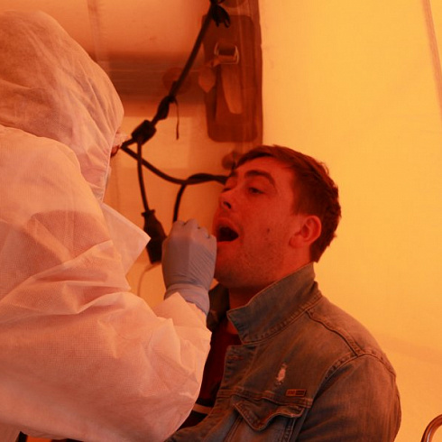 На пунктах пропуска в Севастополь взяли первые тесты на COVID -19 у въезжающих